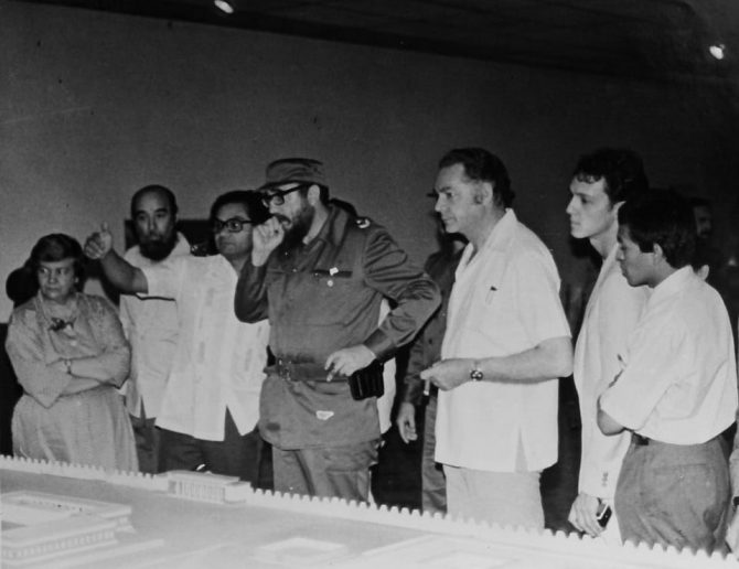 Emeterio Guadarrama en la visita guiada al Presidente de Cuba Fidel Castro, de la exposición itinerante "Retrato de México". La Habana, ca. 1982